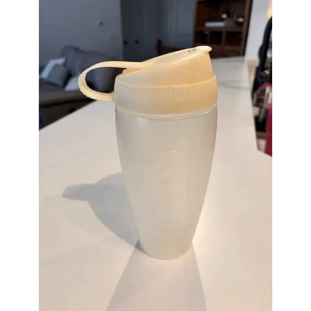 RUBBERMAID #309B 160Z SALAD DRESSING SHAKER W/FLIP TOP LID